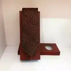 Cravate noire à motif structuré rouge
