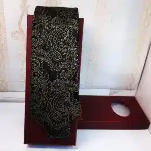 Zwarte herenstropdas met gouden paisley