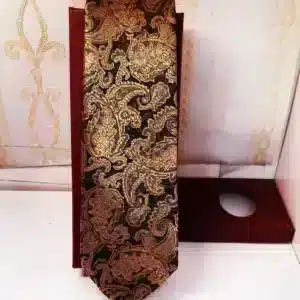 Zwarte stropdas voor heren met gouden paisleypatroon